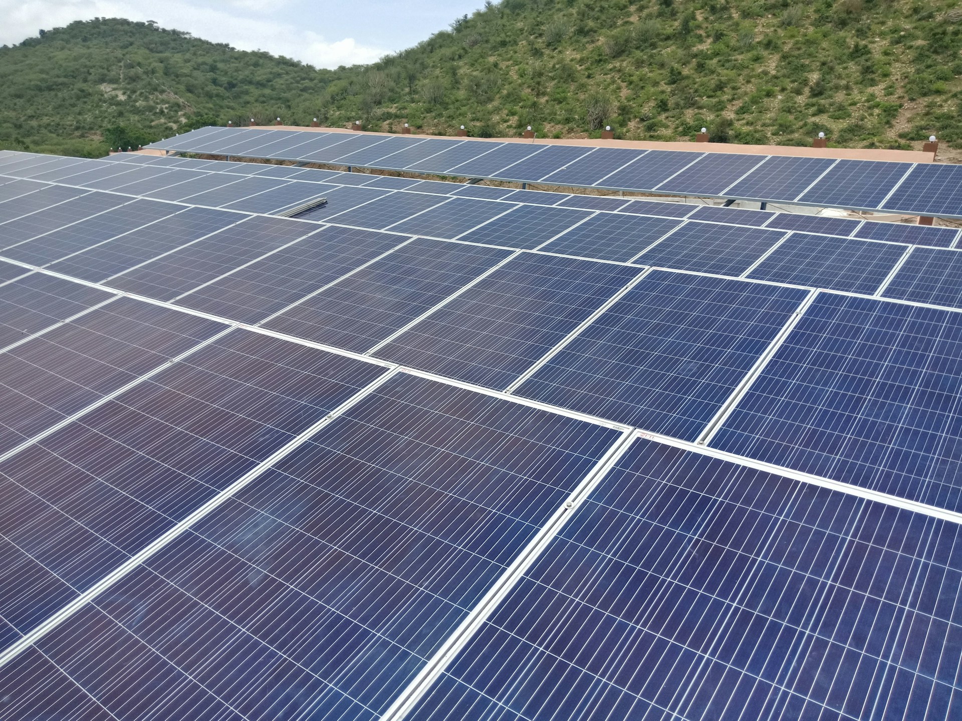 サラリーマンが太陽光発電で節税する方法｜投資を始めるメリットや注意点も合わせて紹介