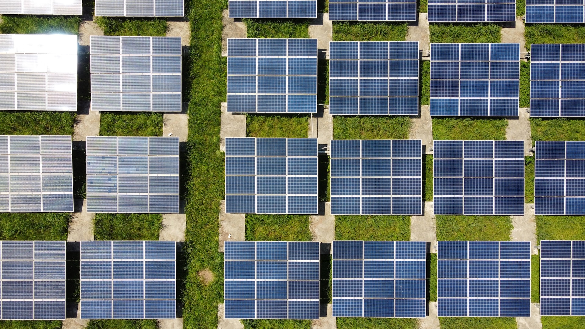 太陽光発電にかかる税金の種類とは？節税対策もあわせて解説！