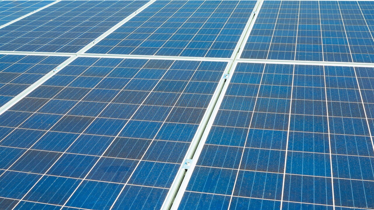 太陽光発電は税金がかかる？課税対象となるケースを分かりやすく解説